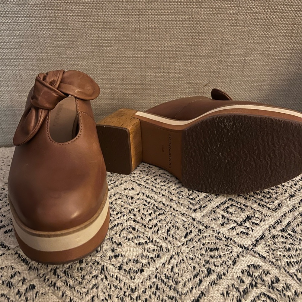 Bernardo clogs, size 7.5. - Picture 4 of 5